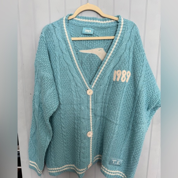 Taylor Swift 1989 Official Cardigan w/minor flaw - Picture 4 of 6